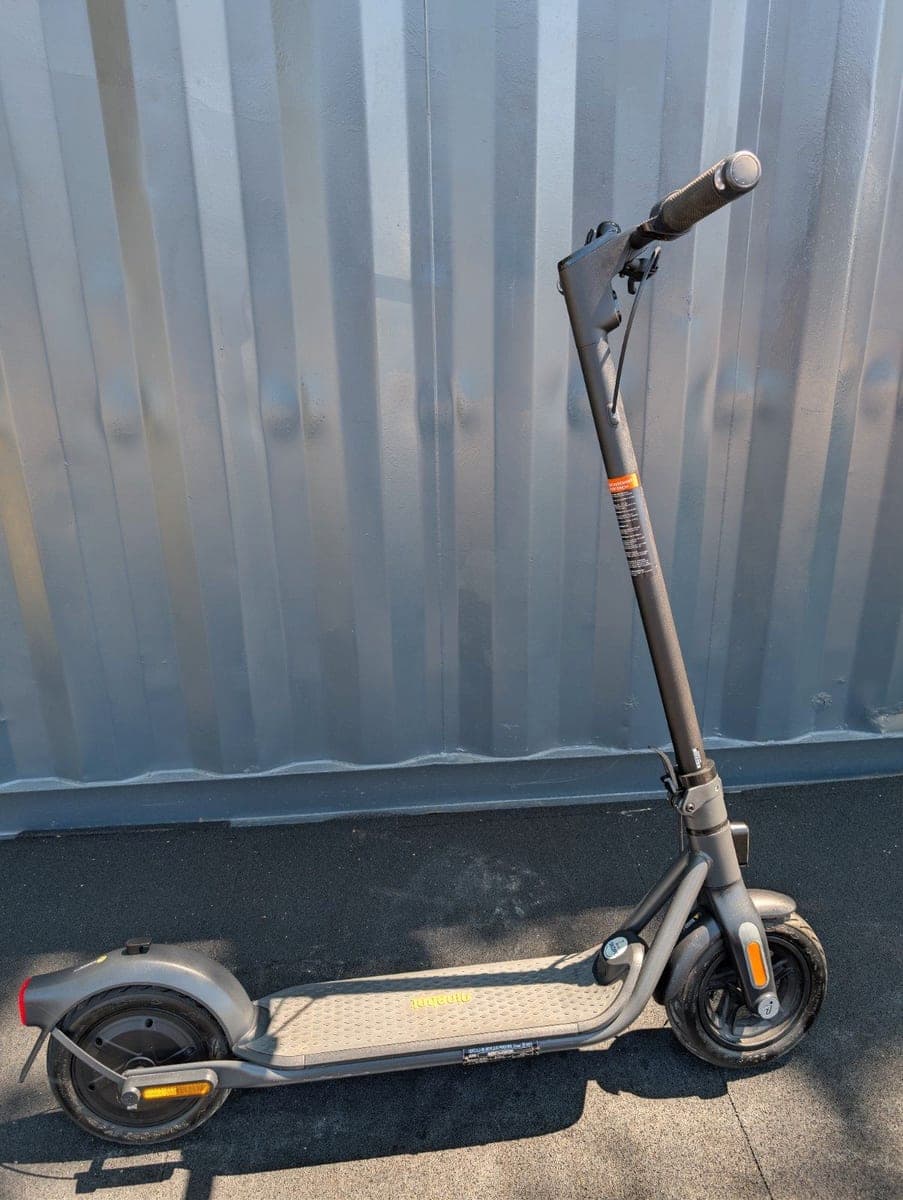 Segway-Ninebot F2 E von der Seite, aufgeklappt vor der Containerwand stehend