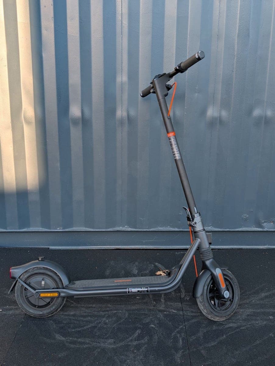 Segway Ninebot F2 Pro von der Seite, aufgeklappt vor der Containerwand