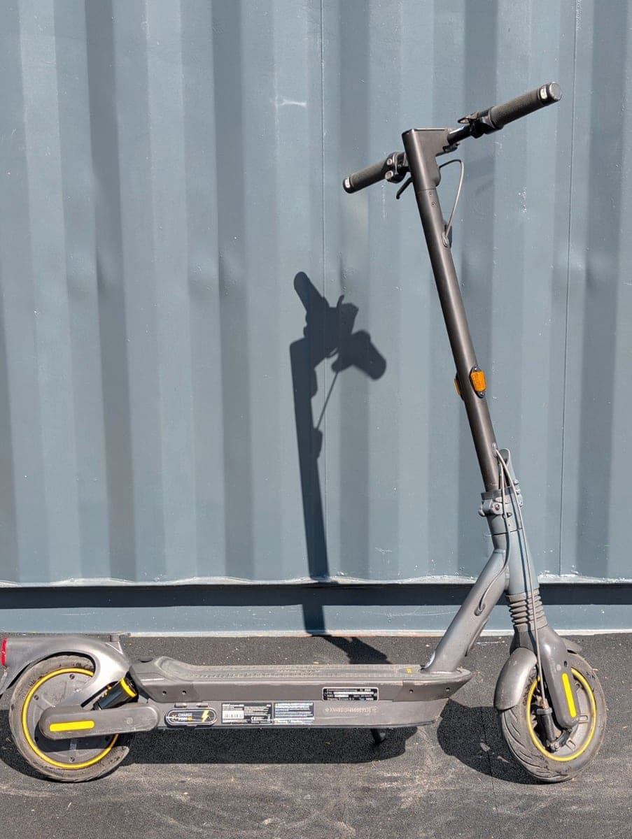 Segway Ninebot MAX G2 von der Seite, aufgeklappt vor der Containerwand
