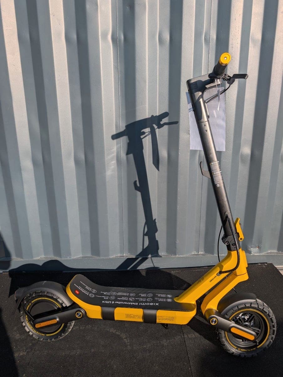Xiaomi Electric Scooter 6 Ultra in Gelb von der Seite, breites Trittbrett und 12-Zoll-Reifen