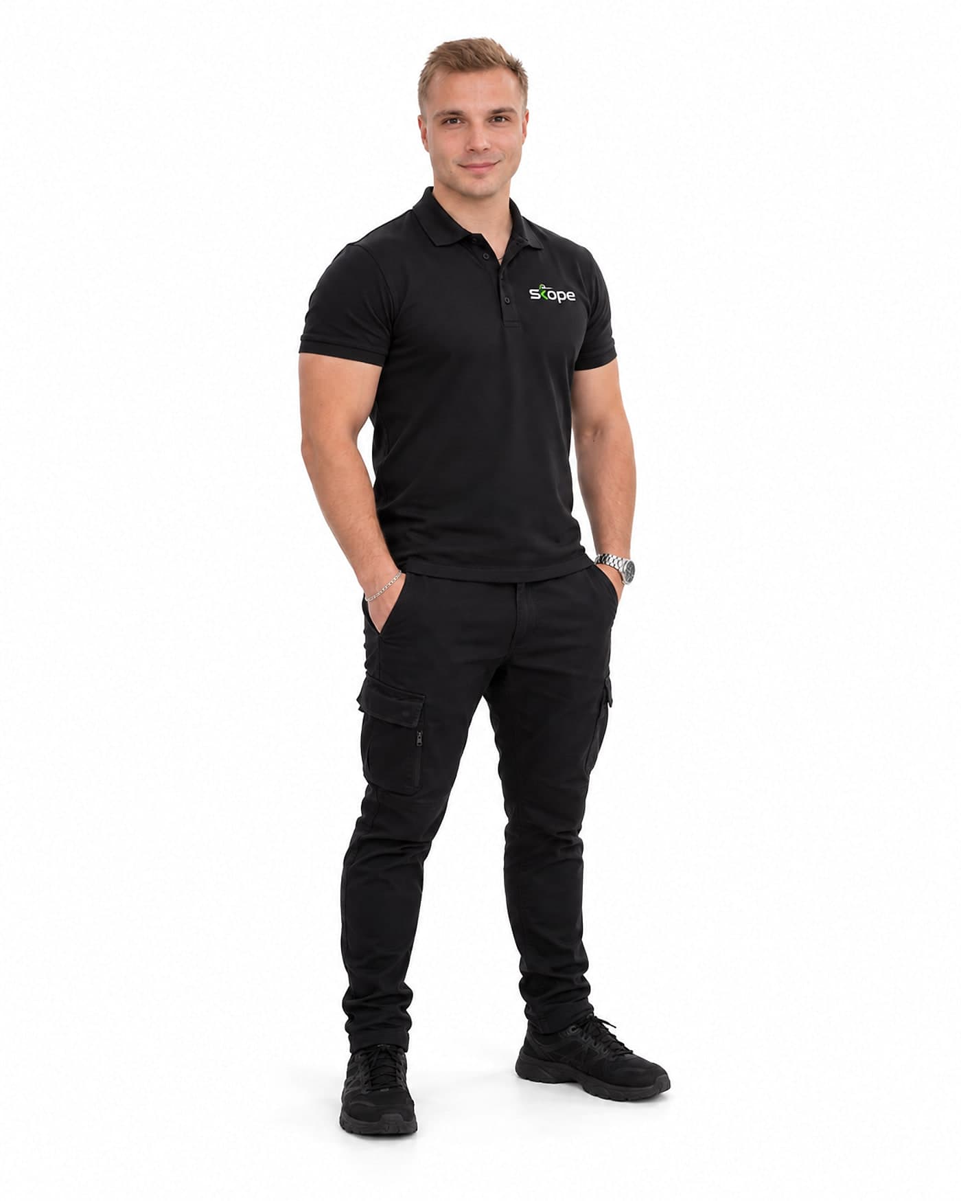 Symbolbild: Person im schwarzen Poloshirt mit SKOPE-Aufdruck vor weißem Grund