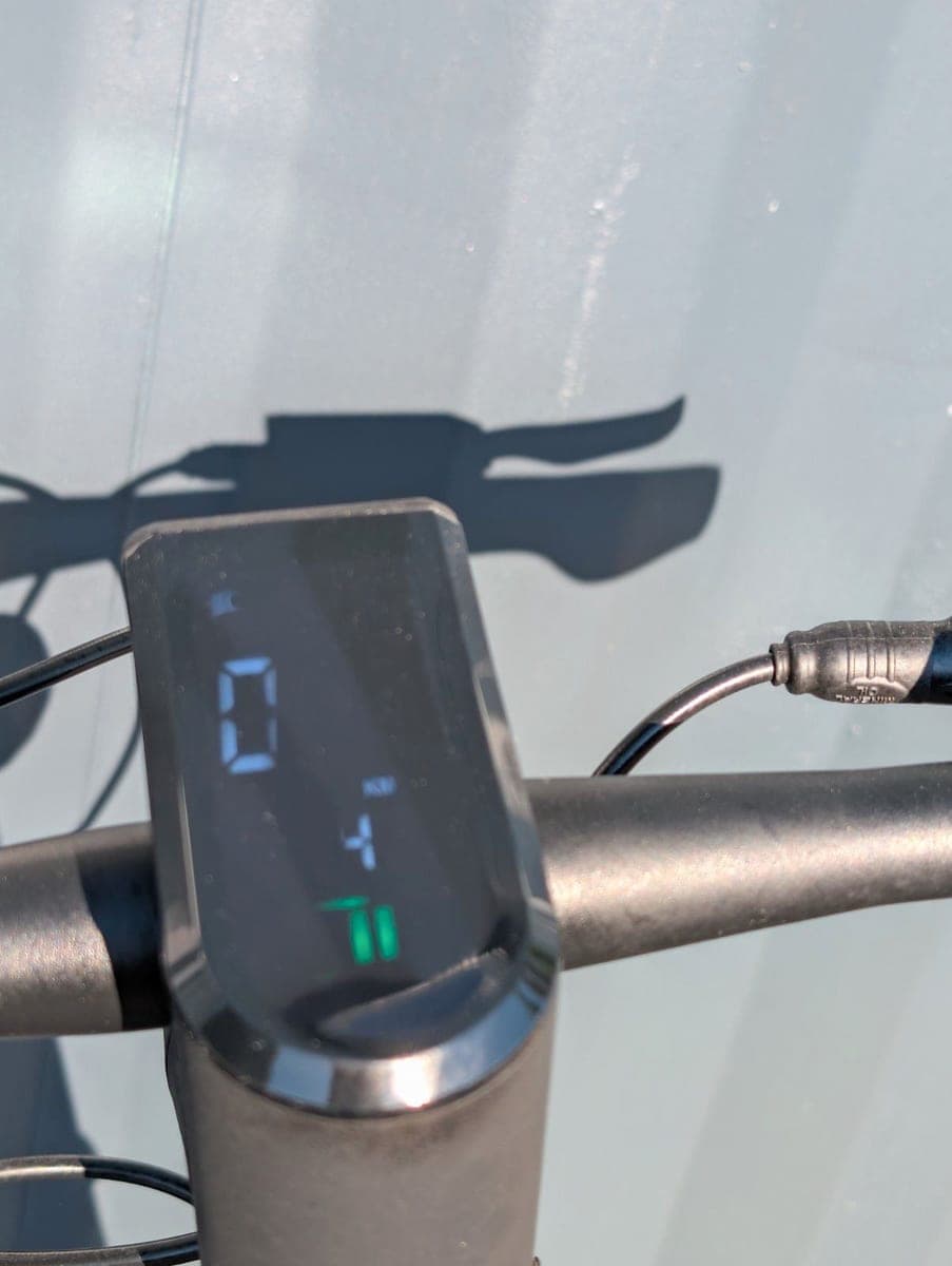 Cockpit des Audi Egret Pro mit Scheinwerfer und Lenkerklemmung aus der Nähe