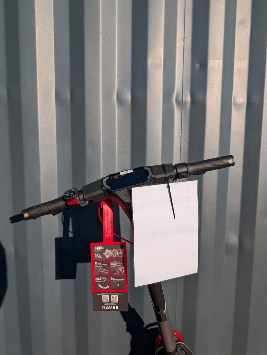 Cockpit des NAVEE UT5 Max mit angehängtem Datenblatt der Werkstatt