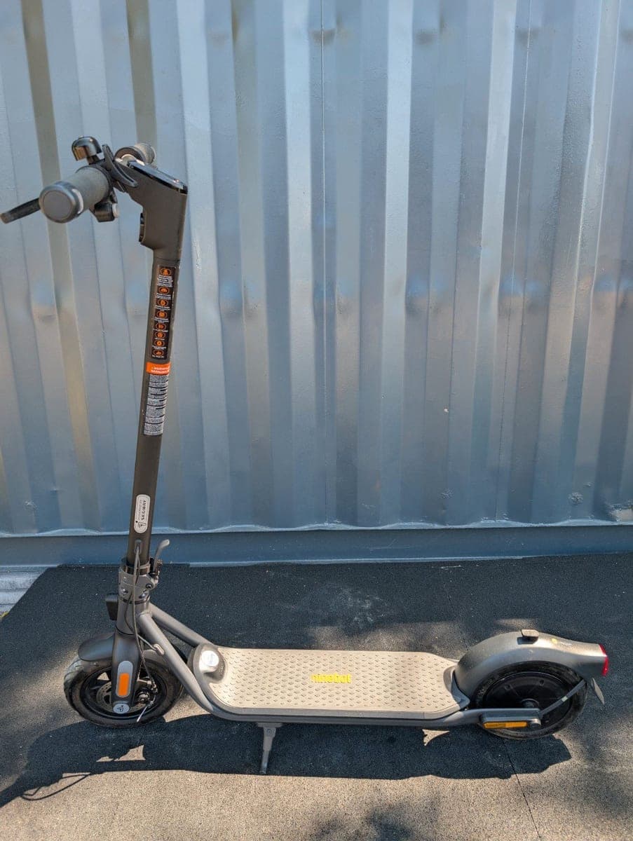 Segway-Ninebot F2 E schräg von vorn, Lenkstange und Trittbrett im Sonnenlicht