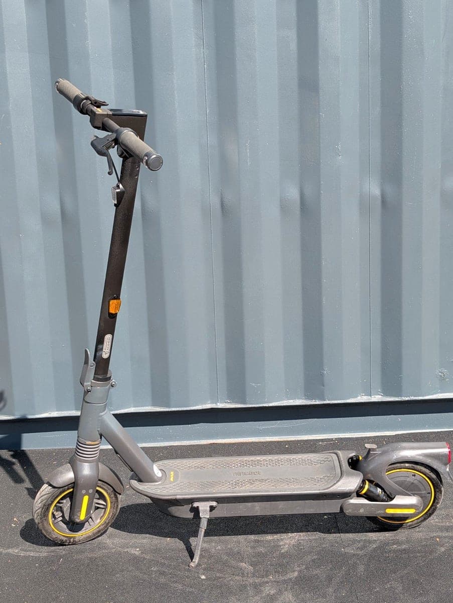 Segway Ninebot MAX G2 schräg von vorn, Lenkstange und Federung sichtbar
