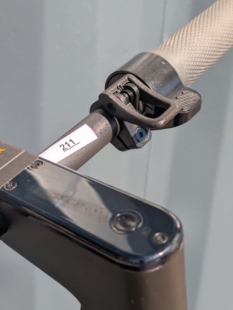 Cockpit des Segway Ninebot MAX G2 mit Display und Bremshebeln
