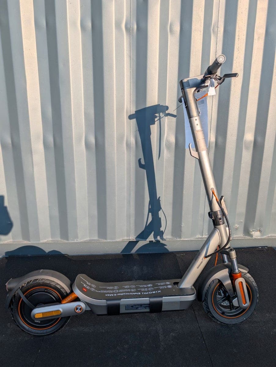 Xiaomi Electric Scooter 6 Max von der Seite, graues Trittbrett mit orangefarbenen Akzenten